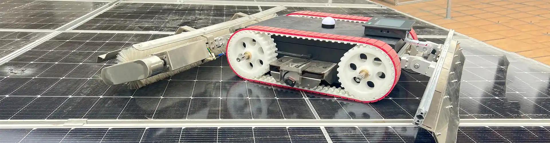 أجهزة روبوتية متطورة لصيانة وتنظيف الألواح الشمسية بسهولة وذكاء