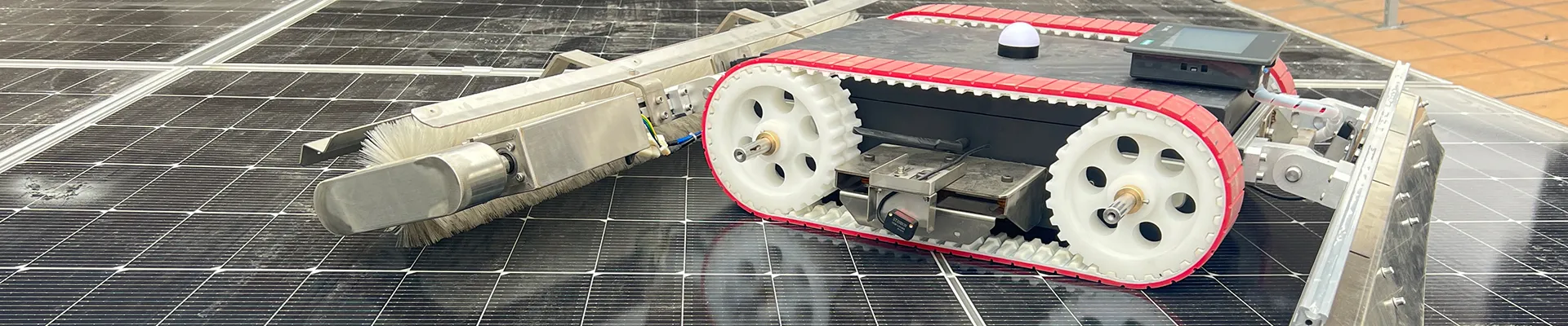 أجهزة ذكية لتنظيف ألواح الطاقة الشمسية