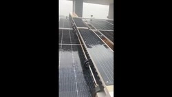 جهاز نصف آلي لتنظيف الألواح الشمسية