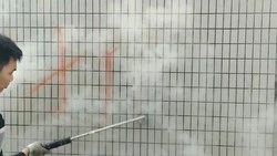 جهاز أوتوماتيكي للتنظيف بالبخار لإزالة الكتابات والشعارات