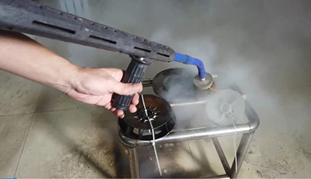 التنظيف بالبخار لأجزاء المحركات