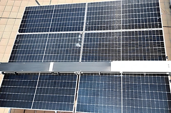 جهاز نصف آلي لتنظيف الألواح الشمسية