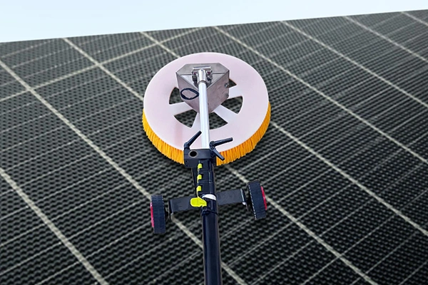 فرشاة كهربائية لتنظيف الألواح الشمسية