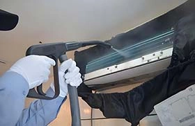 جهاز تنظيف بالبخار متقدم لمكيفات الهواء والمفروشات، لإزالة الأوساخ، الغبار، والبقع بكفاءة عالية، مع الحفاظ على سلامة المواد وتحسين جودة الهواء، لتوفير بيئة نظيفة وصحية في المنازل والمكاتب