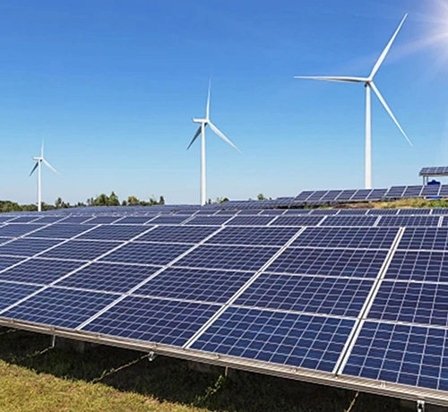 محطة طاقة شمسية منشورة على أحد الجبال