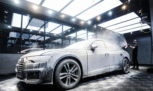 في السيارات والملحقات وقطع الغيار